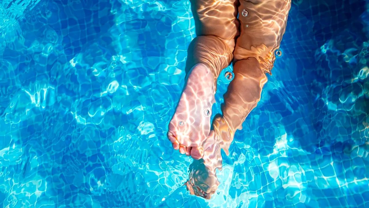 Tragedie la o pensiune din stațiunea Straja: Un copil de 3 ani, lăsat nesupravegheat pentru scurt timp de părinți, s-a înecat în piscină / Poliția a deschis un dosar penal