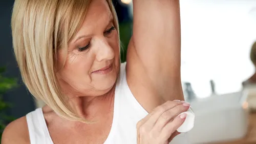 Legătura dintre deodorante și apariția cancerului. Ce scot la iveală două studii noi