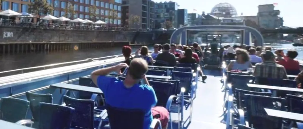 Mai mulți turiști dintr-o barcă au fost răniți, după ce un bărbat a urinat peste ei, în timp ce se afla pe un pod