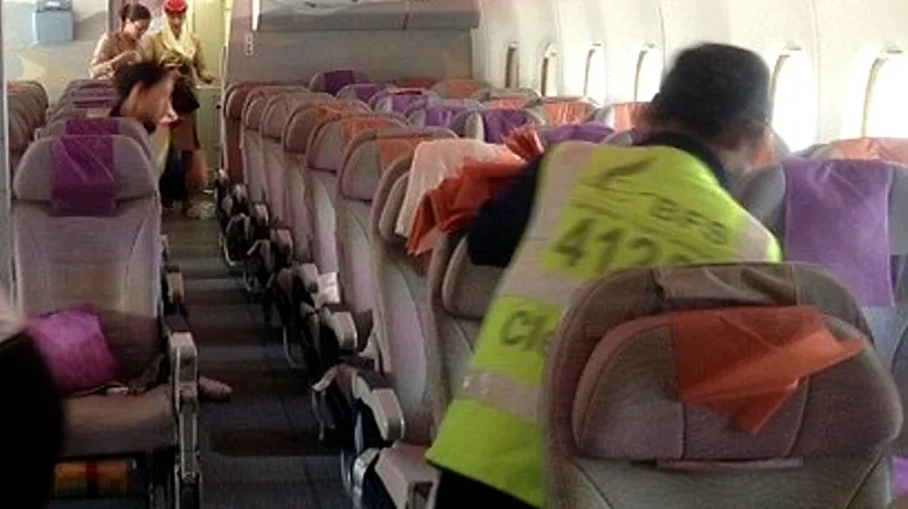 Teroare în aer: Una dintre stewardese era albă la față de frică. A strigat că ușa o să se rupă de avion