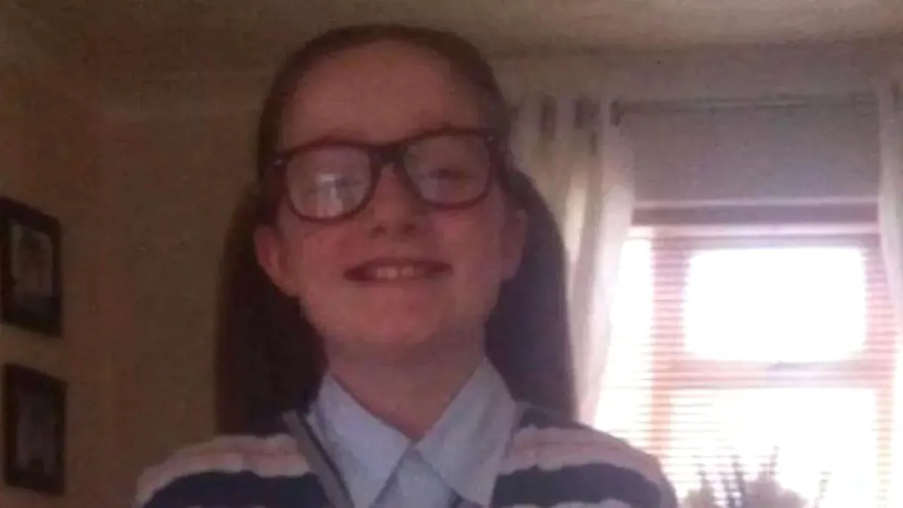 FOTO | În școală era„Betty cea urâtă” și hărțuită neîncetat. Este greu de IMAGINAT cum arată astăzi fata de imagine