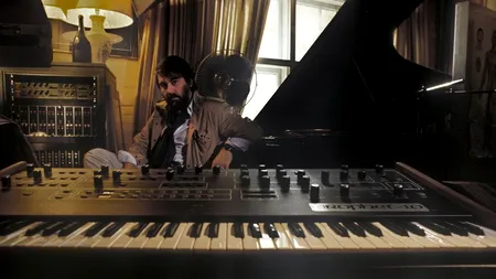 A murit compozitorul Vangelis, renumit pentru muzica filmelor „Carele de foc”, „Blade Runner” și „1492: Cucerirea paradisului”