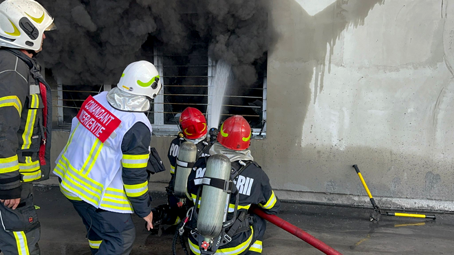 Incendiu puternic, cu victime, la o hală de calculatoare, în Mureș. A fost trimis mesaj RO-ALERT / Sursa foto: ISU Mureș