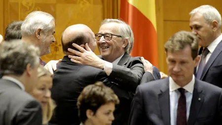 FOTO. Juncker l-a pupat pe frunte pe Traian Băsescu în plenul Parlamentului. Reacțiile liderilor români 