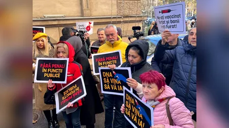 VIDEO | Protest cu cătușe roz la ușa lui Vlad Voiculescu / Mihai Enache (AUR): Au devalizat bugetul în pandemie