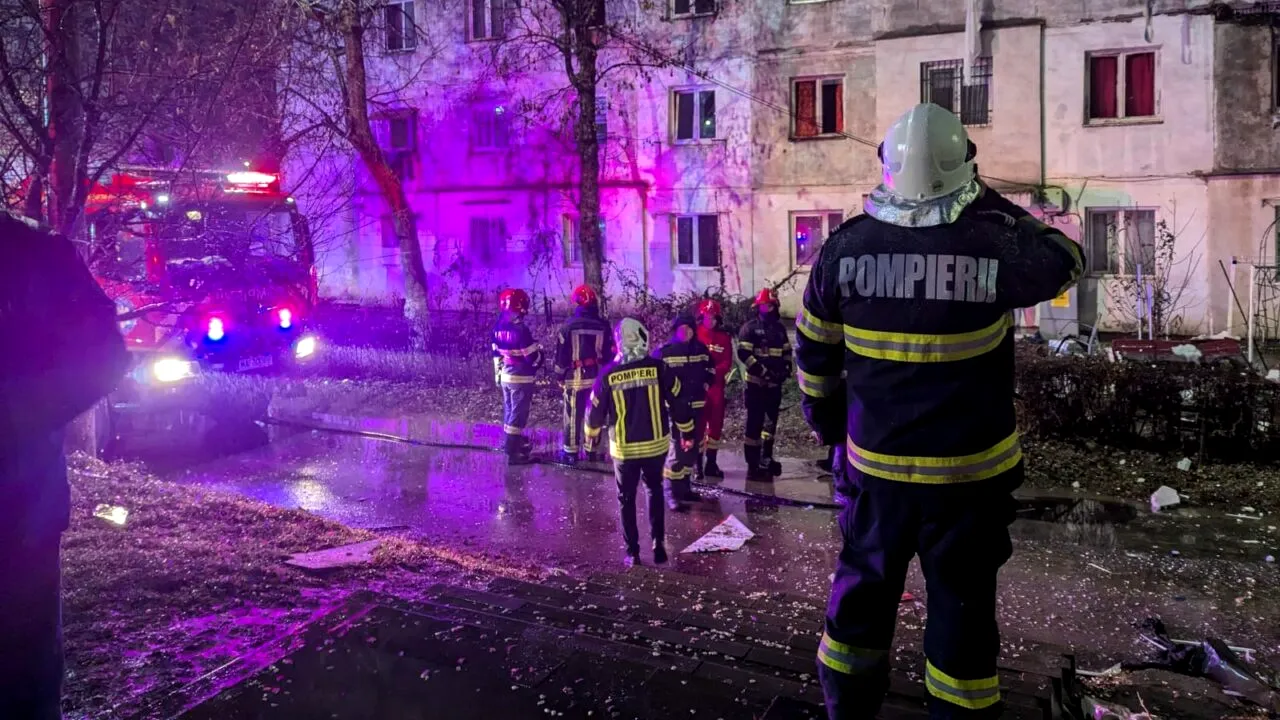 EXPLOZIE într-un bloc din Bacău, un bărbat a fost prins sub dărâmături