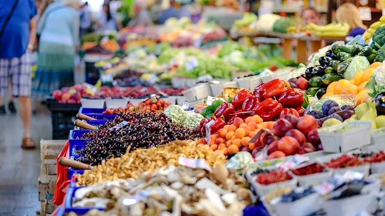 EXCLUSIV/România importă o mare parte din alimentele de bază. Carnea, brânza și patiseria congelată, în topul produselor aduse din afară