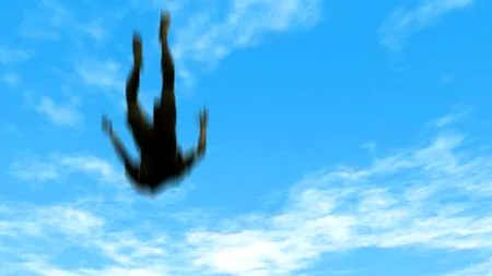 Un cadavru a căzut „din cer