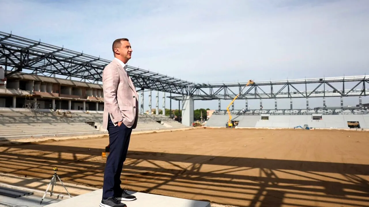 Alfred Simonis anunță că stadionul Dan Păltinișanu din Timișoara ar putea fi gata până la sfârșitul anului. Suma alocată de Consiliul Județean
