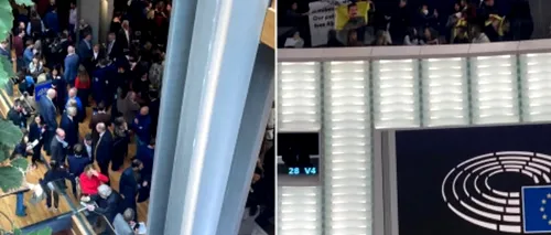 VIDEO | Plenul Parlamentului European, evacuat de urgență. Mai mulți kurzi amenință că se aruncă de la balcon