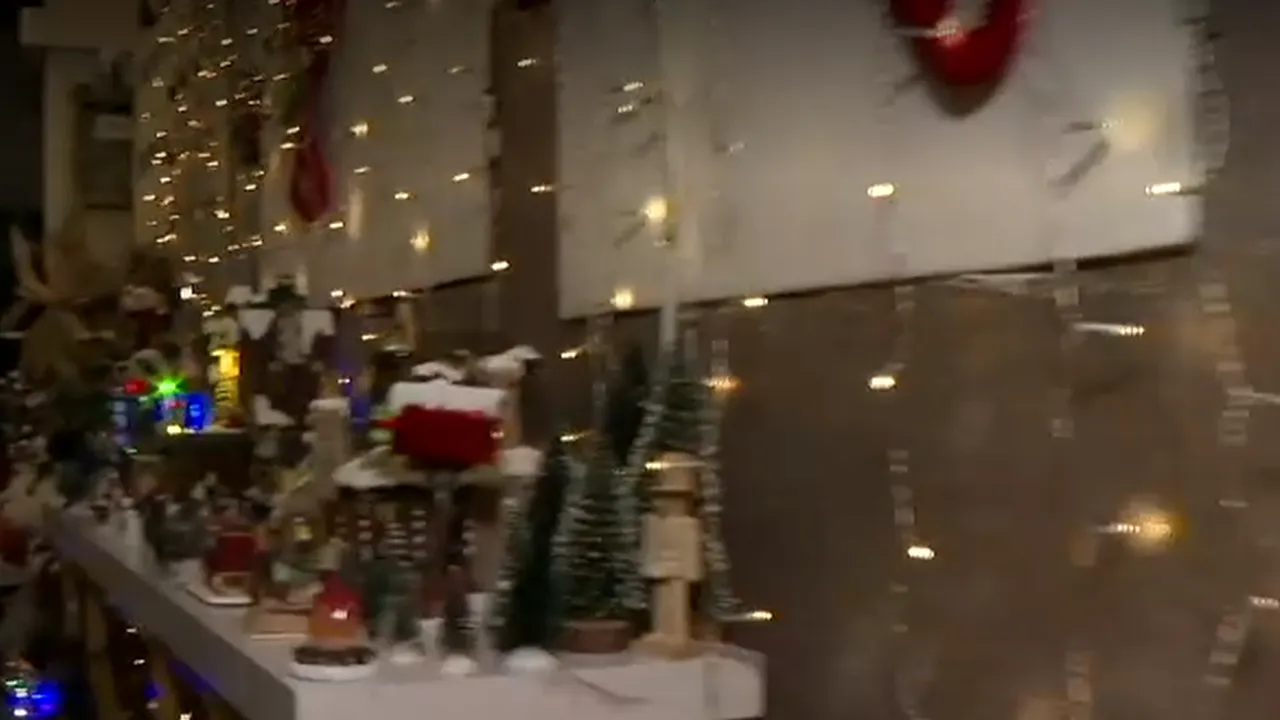 Scara unui bloc din Drobeta-Turnu Severin, transformată într-o poveste de Crăciun de o familie de români întoarsă din Germania