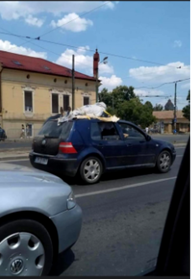VIDEO | Un artist din Timișoara a transportat pe plafonul maşinii un exponat care semăna cu un cadavru uman. Reacția Poliției / Sursa foto: News.ro