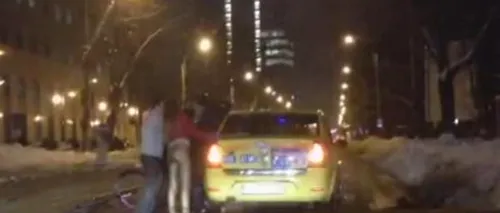 VIDEO. Un taximetrist și un biciclist s-au luat la bătaie în trafic, în apropierea Guvernului