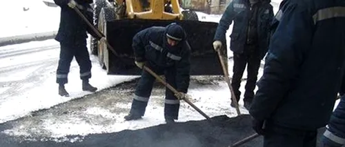 Se întâmplă în România: Sute de metri de asfalt turnat peste zăpadă - VIDEO