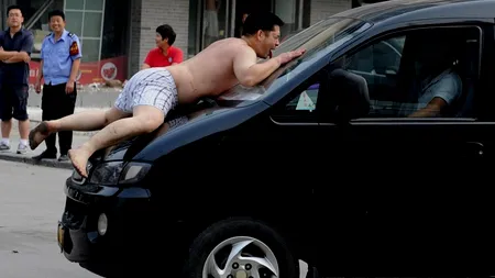 Gestul șocant al unui chinez în trafic. GALERIE FOTO