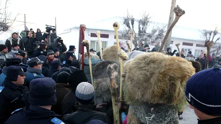 Tradiționala bătaie cu bâtele între cetele de mascați din Ruginoasa nu a mai avut loc după intervenția jandarmilor