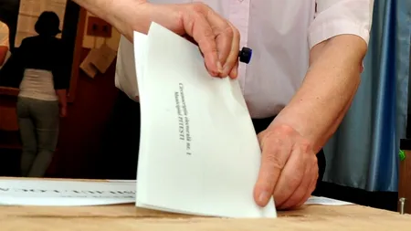 ALEGERI PARLAMENTARE 2012. Un bărbat de aproape 101 ani a votat la Pitești, fiind primit cu aplauze de cei din secția de votare