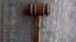 Un bărbat a fost REȚINUT după ce a obligat două femei să se prostitueze timp de cinci ani într-un club privat