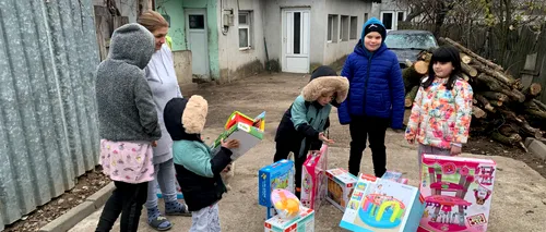 VIDEO | MOȘ CANCAN DĂRUIEȘTE, copiii din familiile nevoiașe din Săbăreni au parte de multe zâmbete și cadouri de sărbători