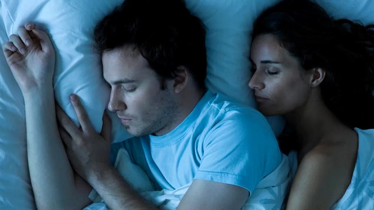 Diferențele dintre bărbați și femei când vine vorba de hainele în care dorm. Cât de des trebuie schimbate pijamalele