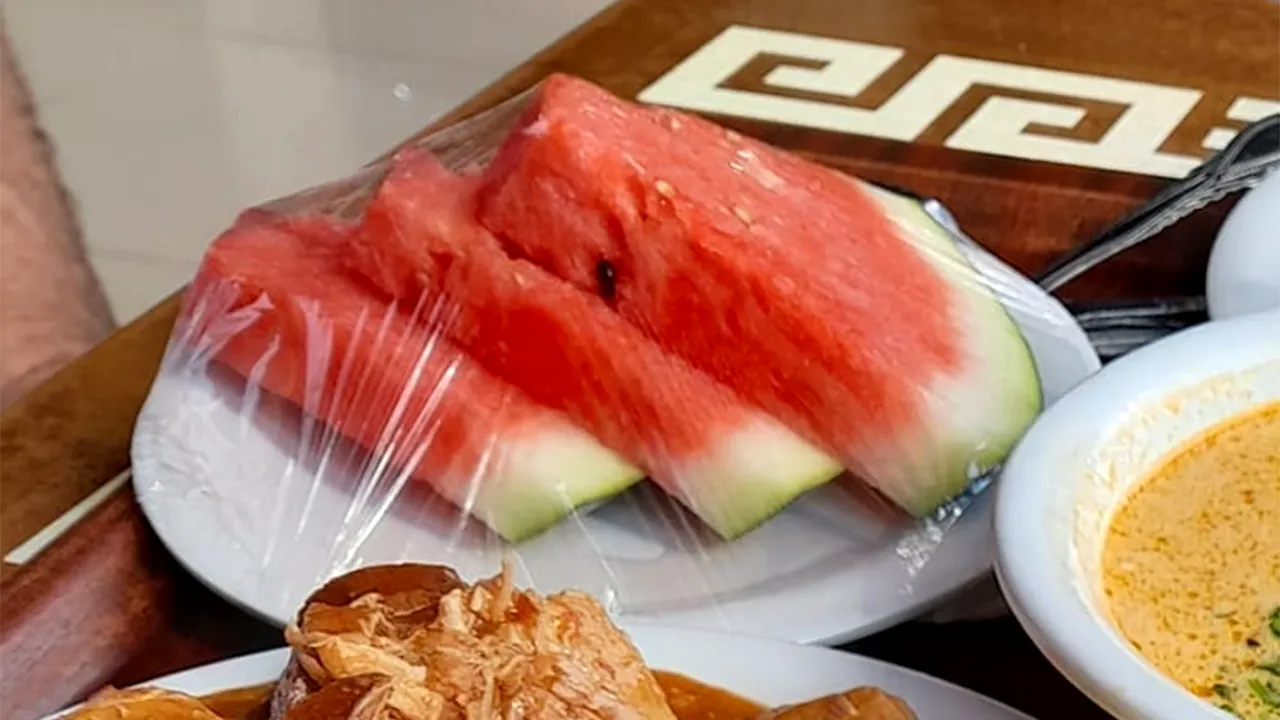 Câți lei a dat o turistă pentru 3 felii de pepene, într-o autoservire din Eforie Nord