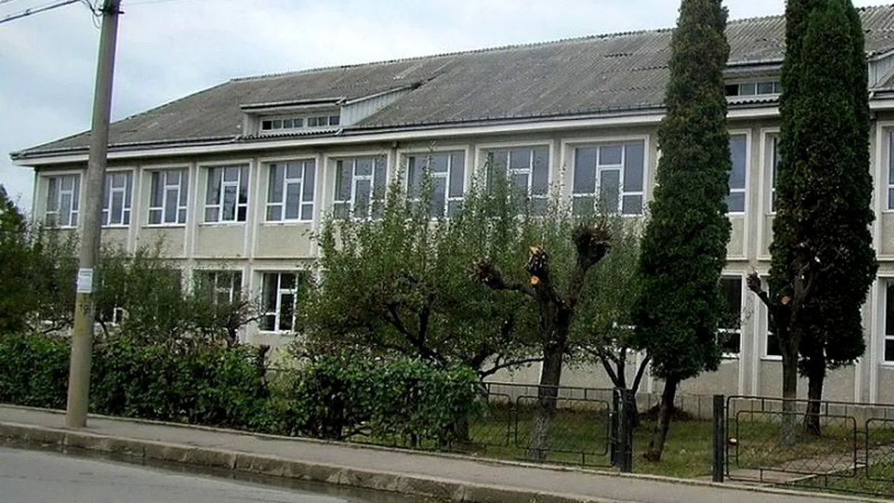 O maternitate, mutată într-o fostă școală pentru a face loc unui supermarket. 