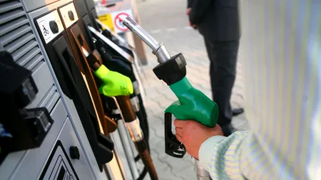 Guvernul dă vina pe benzinari pentru majorarea accizei la carburanți. „Anomalia