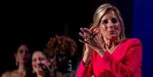 <span style='background-color: #000d68; color: #fff; ' class='highlight text-uppercase'>ALEGERI ÎN SUA</span> Jill Biden, criticată pe rețelele de socializare pentru că a purtat rochie roșie la votare. Cu o lună în urmă, Joe Biden a purtat o șapcă MAGA