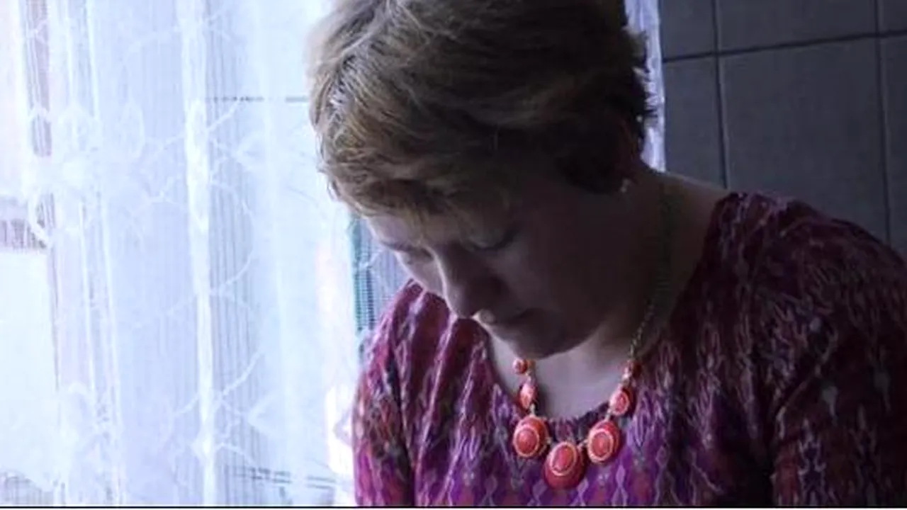 Povestea Mihaelei, vândută de trei ori cu pistolul la tâmplă: româncele traficate de proxeneți, subiect de reportaj în Marea Britanie