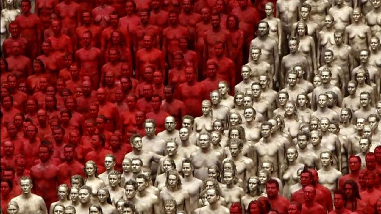 Sute de persoane au pozat goale pentru a marca deschiderea noului sezon al Operei din Munchen. GALERIE FOTO