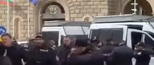 VIDEO - De râsu'' plânsu''. Mai mulți polițiști bulgari s-au INTOXICAT cu gazele lacrimogene destinate protestatarilor
