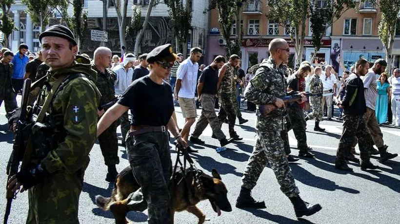 Imagini scandaloase: Militari ucraineni, duși într-un marș prin centrul orașului Donețk de separatiștii proruși