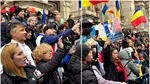 Sute de susținători ai lui Călin Georgescu protestează în fața Curții de Apel București. Oamenii cer eliberarea fostului prezidențiabil și scandează: „Nu cedăm”/”Fapte inventate, dosare fabricate”/” Eliberați-l”