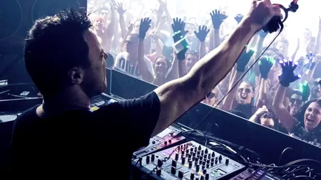 O româncă i-a furat inima unuia dintre cei mai buni DJ din lume. A cerut-o în căsătorie de Revelion