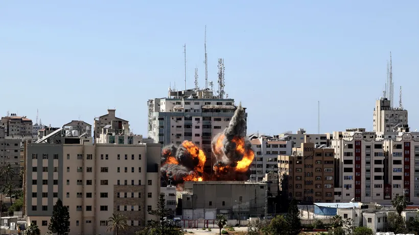 Sediul din Fâșia Gaza al mai multor instituții media internaționale, distrus în urma unui atac al Israelului | VIDEO