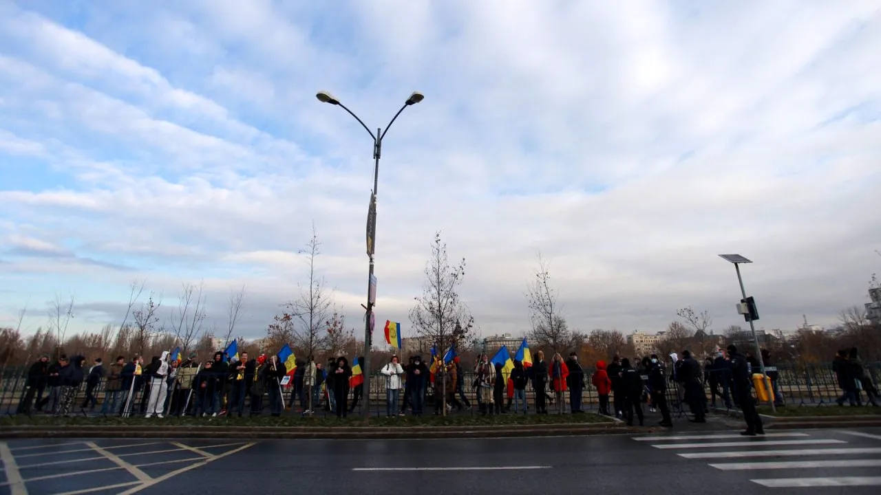 Protestul împotriva certificatului verde | Parlamentarii care s-au ales cu mașinile avariate, amenințați cu moartea