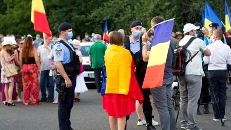 Protest în Piața Victoriei, fără măști și fără păstrarea distanței fizice / UPDATE: Jandarmeria a dat amenzi de 16.000 de lei participanților + Ce legături există între acțiune și propaganda rusă (VIDEO & GALERIE FOTO)