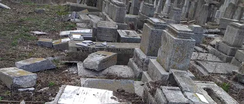 Peste 70 de monumente funerare au fost vandalizate într-un cimitir din Huși