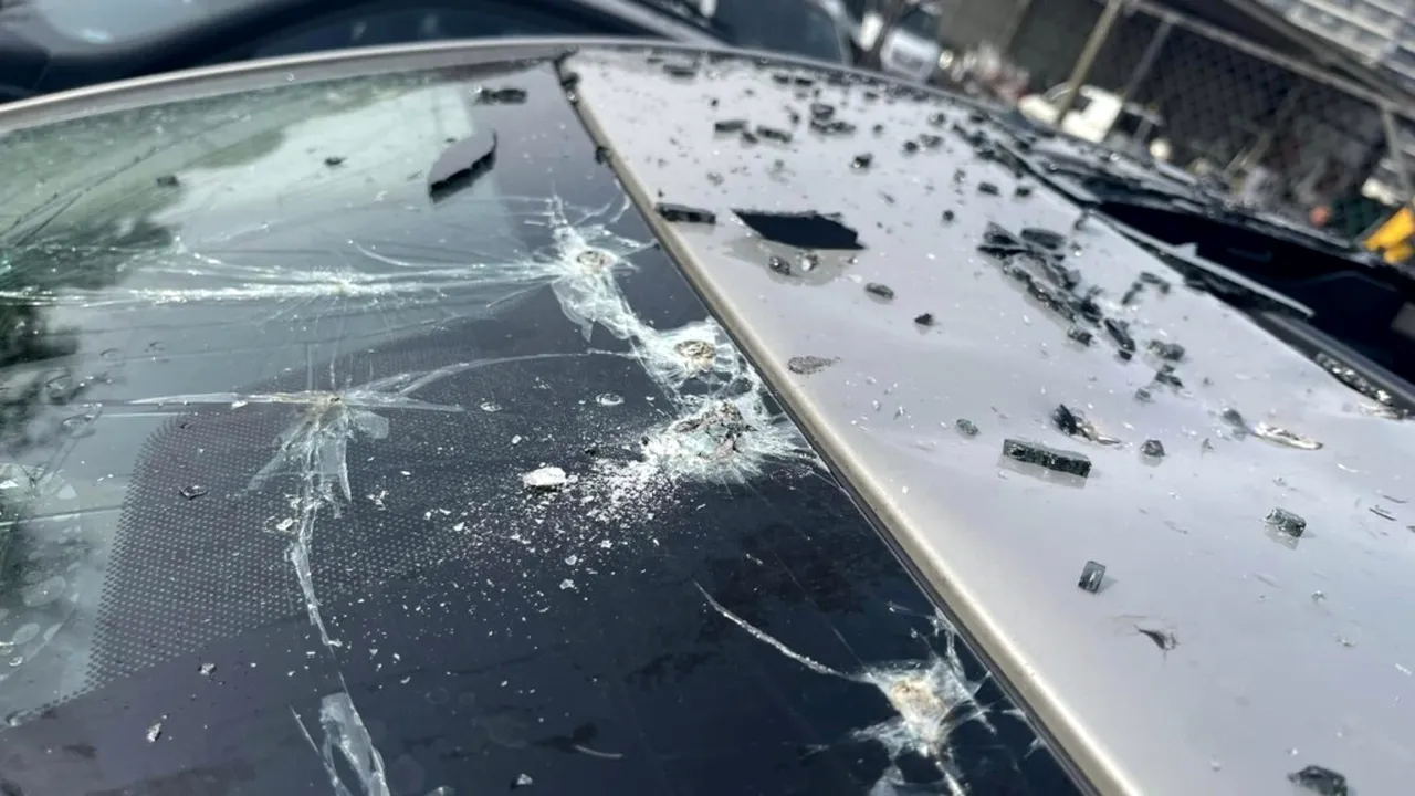 Mașină parcată neregulamentar, distrusă de autorități în timp ce era ridicată