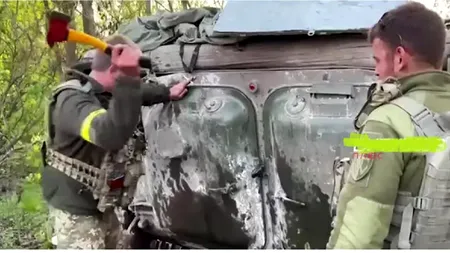 Un comandant rus lăudat la TV pentru „curajul” său și-a abandonat vehiculul de luptă. Ucrainenii l-au deschis cu toporișca. VIDEO