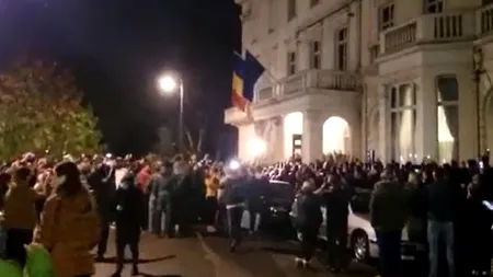 ALEGERI PREZIDENȚIALE 2014. Mii de români au protestat la Londra, scandând „Jos Ponta!