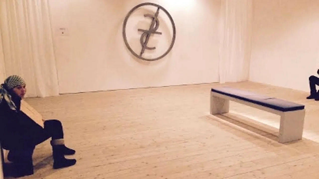 Doi cerșetori din România, angajați pe post de exponate vii în Suedia