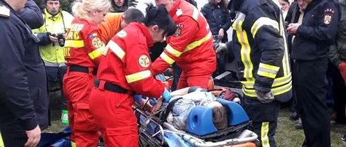 Operațiune incredibilă de salvare a unei fetițe de 12 ani din Arad, care, neatentă pentru că se juca pe telefon, a fost prinsă sub un tramvai. GALERIE FOTO