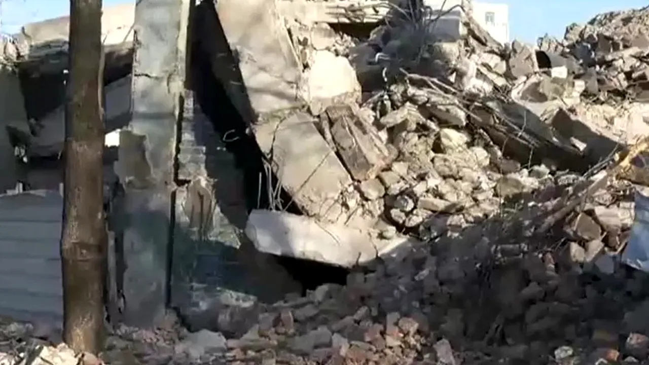 Un zid a căzut peste o linie de tramvai din Sectorul 5. Traficul din zonă, blocat