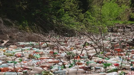 Imagini uluitoare din Apuseni, cu Lacul Beliș, acoperit de gunoaie. Deșeurile au fost strânse în 2 zile