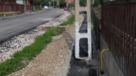 Replica acidă pe care a primit-o un primar din Cluj după ce a  postat pe Facebook această fotografie cu textul ''Fain trotuar, fain asfalt!''