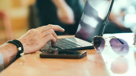 Ce îi nemulțumește pe 7 din 10 români atunci când intră pe un site 