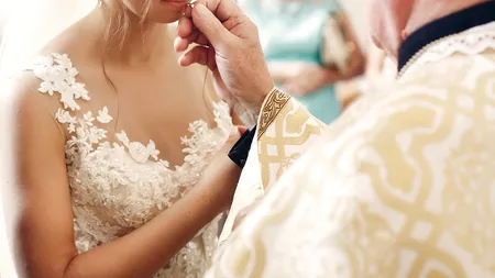 Un preot catolic a fost arestat după ce a fost acuzat că a drogat o enoriașă, apoi i-a făcut masaj și a violat-o. Părintele este cel care a cununat-o pe femeie