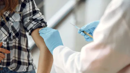 8 ȘTIRI DE LA ORA 8. Primele categorii care vor fi vaccinate anti-COVID. Medicul Gheorghiță: „Ceea ce trebuie să înţelegem e legat de tipul de comorbiditate” / Cum se va implica Armata în campania de vaccinare