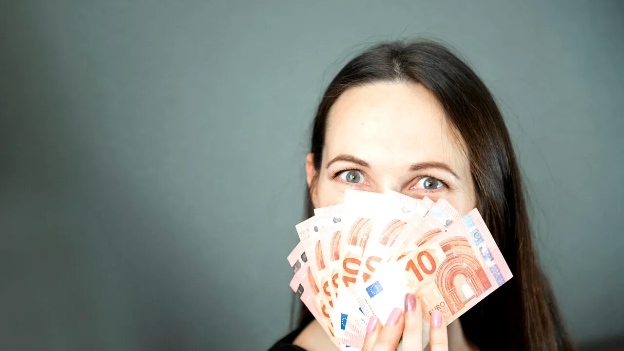 Bani în plus pentru mamele românce care locuiesc în Germania. Ce sumă primesc la pensie